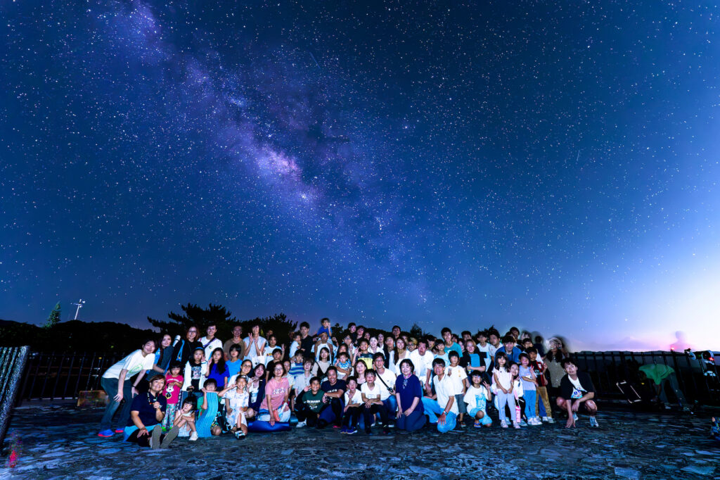 国頭村森林公園で開催された星空観望会の集合写真