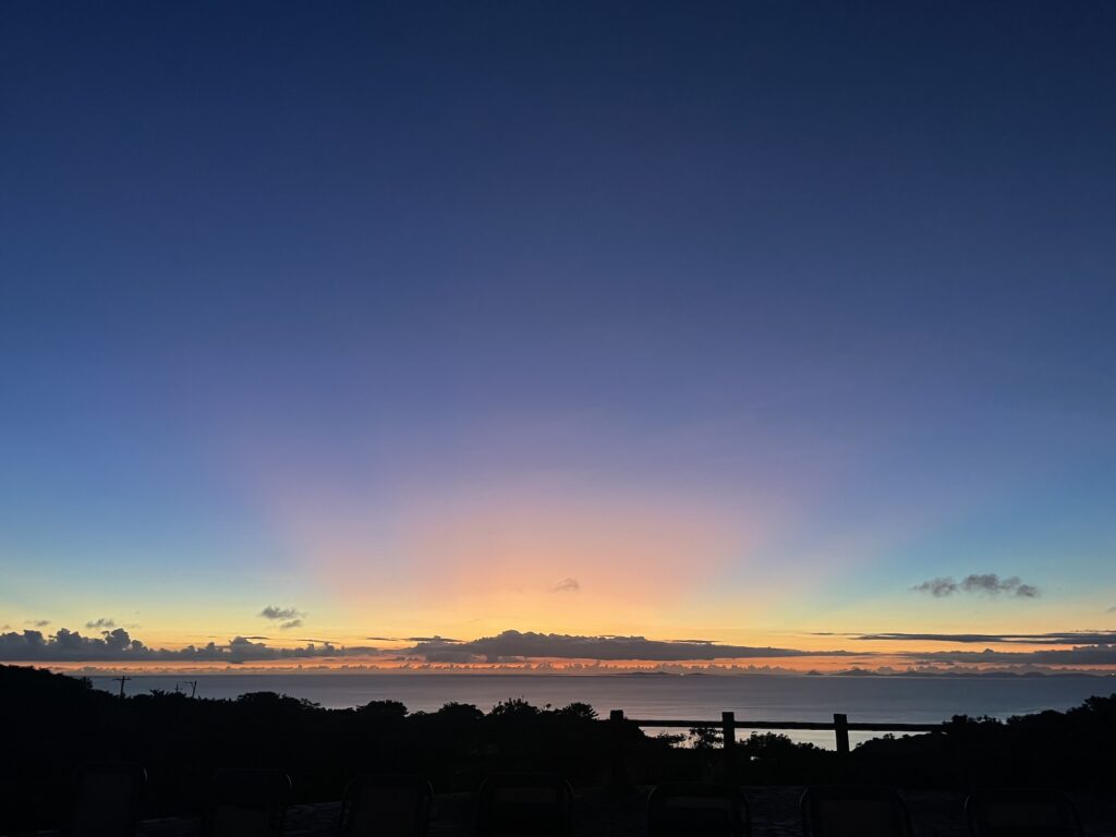 「アコークロー」と呼ばれる夕暮れ時の画像